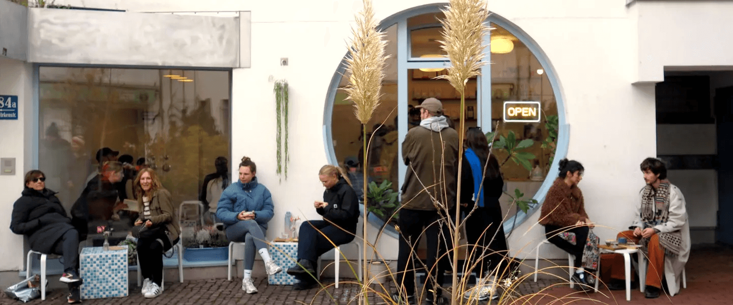 Guests at Humpback Whale Coffee's outdoor seating on Türkenstraße, Munich